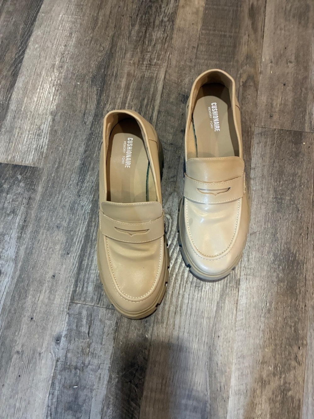 Y2K VTG Cushionaire Memory Foam Chunky Lug Cream Loafers 2 1/2” heel 9 Worn 1x